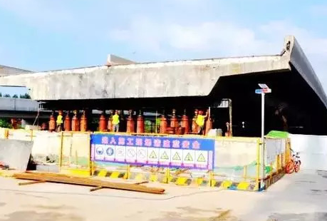 液壓千斤頂將橋梁頂升