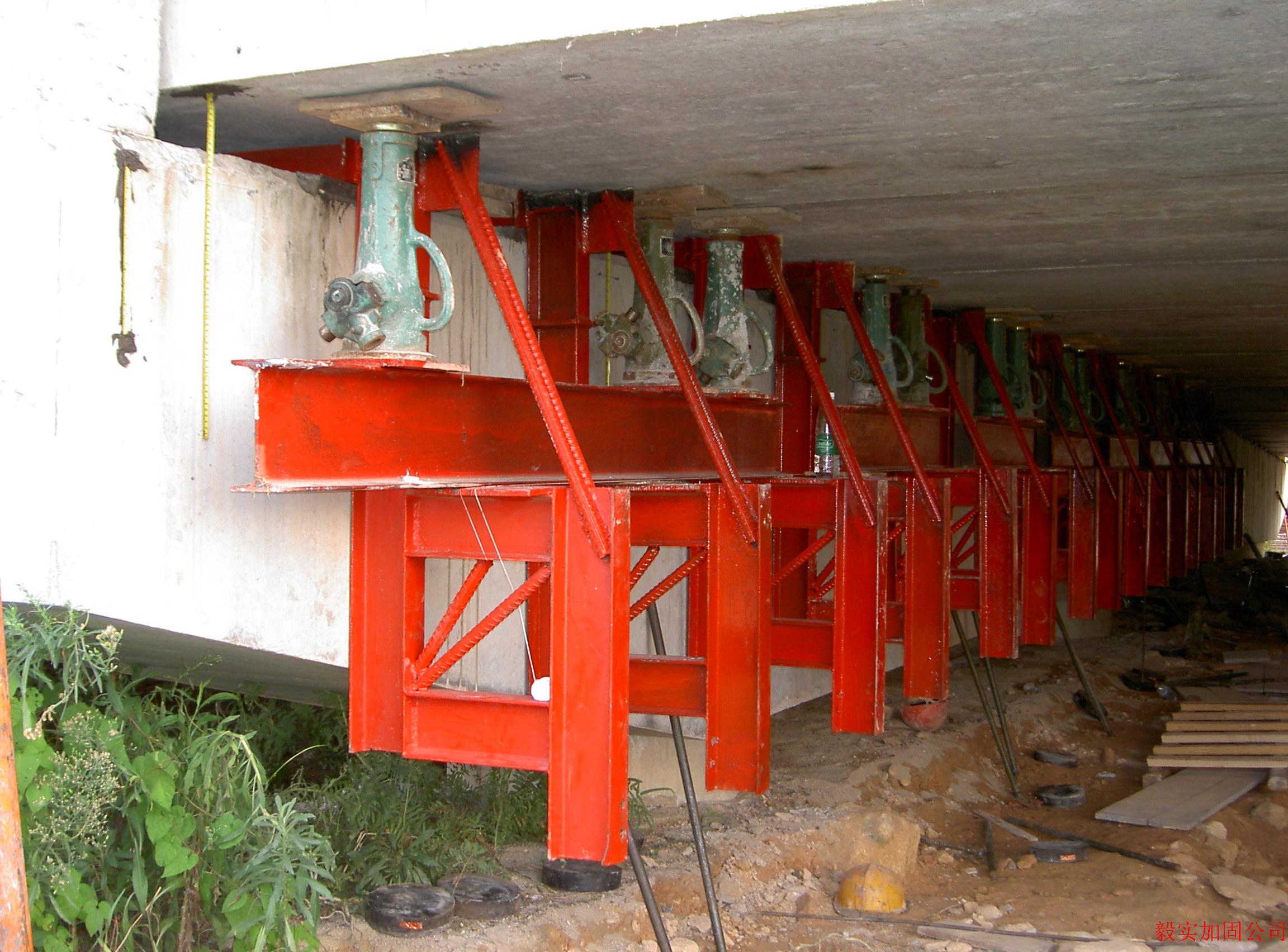 公路橋梁加固使用世達千斤頂